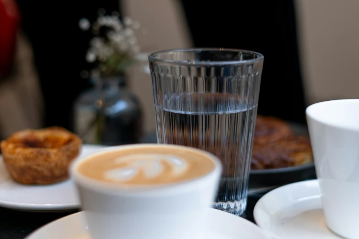 Kaffee und Wasser